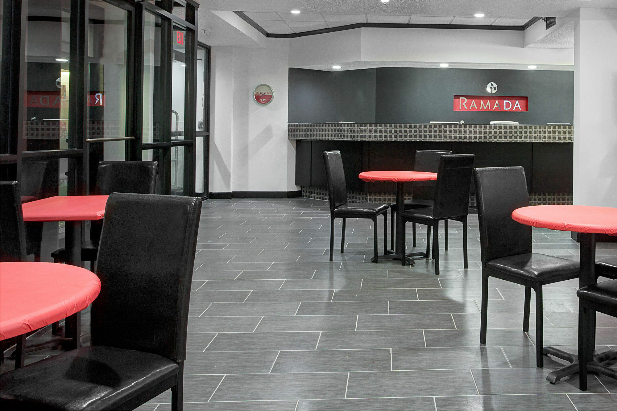 Hotel Ramada By Wyndham Pearl/Jackson Airport Exterior foto